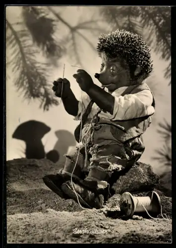 AK Mecki, Igel Strohwitwer probiert einen Faden durch die Öse einer Nadel zu bekommen