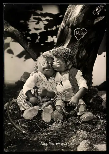 AK Igel Mecki geniesst sein Liebesglück unter einem Baum