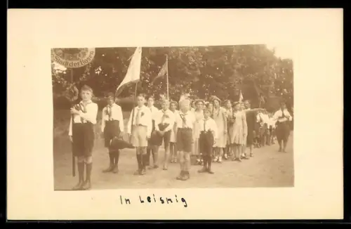 Foto-AK Leisnig, Jugendgruppe mit Fahnen beim Umzug