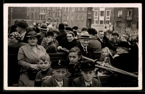 AK Bremen, Partie an der Kaiserbrücke, Menschen auf einer Ausflugsfahrt, Boot