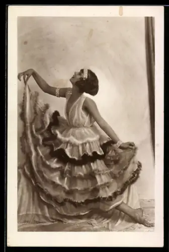 AK Frau mit extravagantem Kleid beim Ballettanz