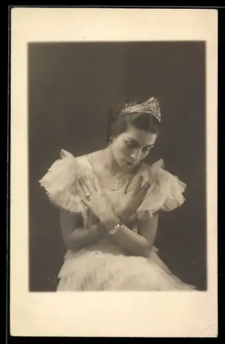 Foto-AK Junge Frau im weissen Kleid und Haarschmuck beim Tanz, Ballett