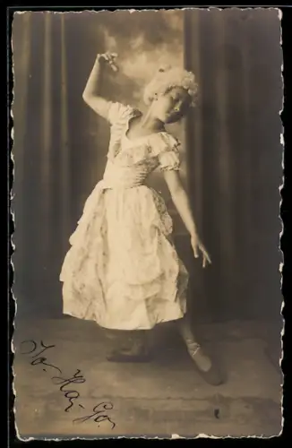 Foto-AK Mädchen im weissen Kleid und mit Perücke beim Tanz, Ballett