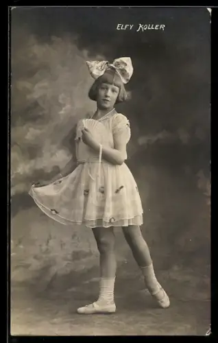Foto-AK Elfy Koller im weissen Kleid mit Fächer und Schleife im Haar, Ballett