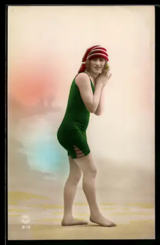 AK Junge Frau im grünen Badeanzug