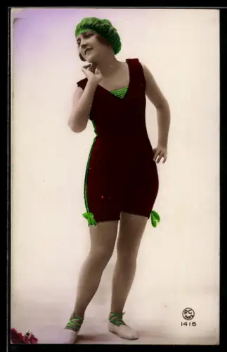 AK Frau im dunkelroten Badeanzug mit grüner Badehaube