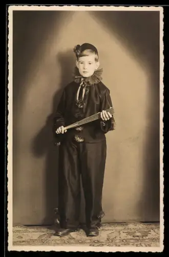 AK Junge im Harlekin-Kostüm