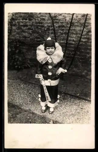 Foto-AK Kleiner Junge im Faschingskostüm, Harlekin