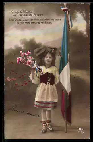 AK Kleines Mädchen mit Blumenstrauss und französischer Nationalfahne, Propaganda