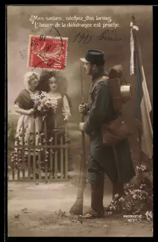 AK Französischer Soldat marschmässig ausgerüstet und Nationalfahne, zwei junge Frauen am Gartenzaun