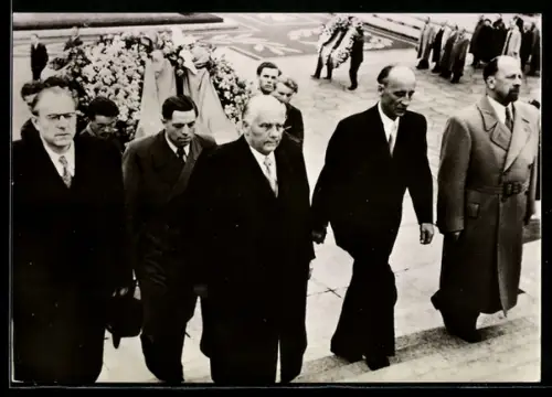 AK Berlin-Treptow, Kranzniederlegung der Repräsentanten der DDR am Ehrenmal der Sowjetarmee 1952