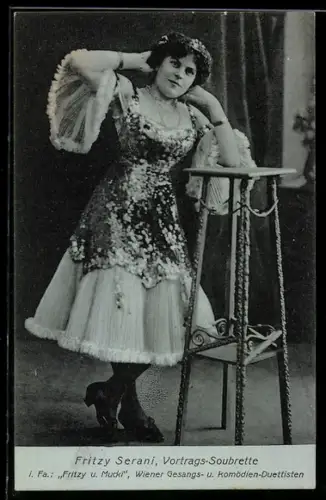 AK Fritzi Serani, Vortrags-Soubrette, Portrait mit Barhocker