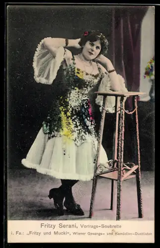 AK Fritzi Serani, Vortrags-Soubrette, Portrait im Bühnenkleid