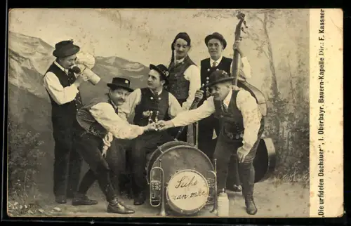 AK Die urfidelen Dachauer, Portrait mit Instrumenten vor Alpenkulisse