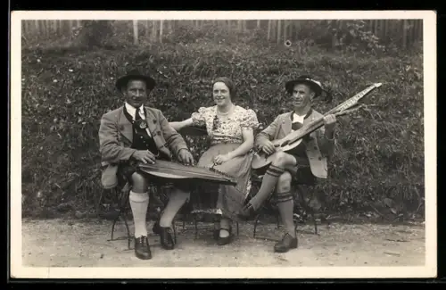 AK Trachtentrio Sepp Bauer, Wanzl Saltner u. Maria Haider, Portrait im Grünen