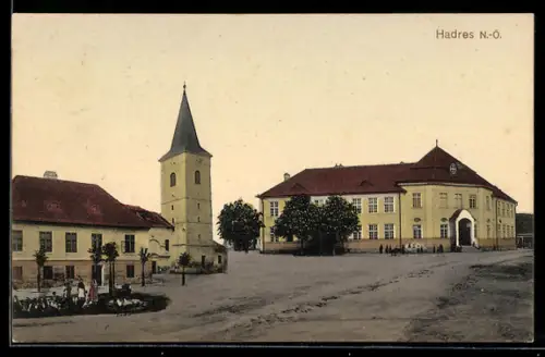 AK Hadres /N.-Ö., Platz mit Kirche und Schulgebäude