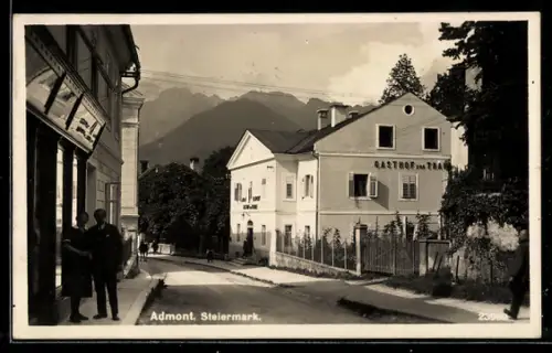 AK Admont /Steiermark, Ortsstrasse mit Gasthof zur Traube und Gebirgspanorama