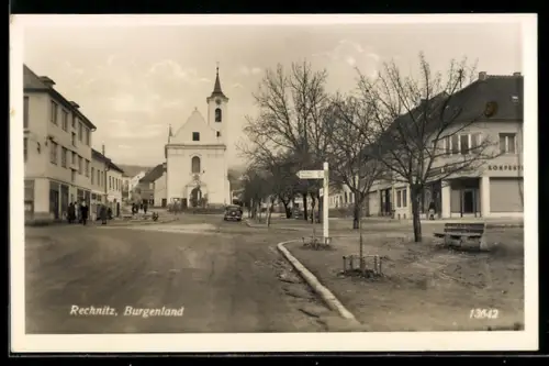 AK Rechnitz /Burgenland, Strasse mit Kirche