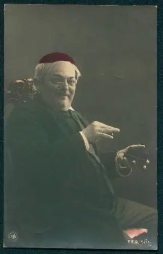 Foto-AK NPG Nr. 211/4: Älterer Herr mit Brille und Portemonnaie