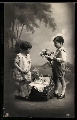Foto-AK NPG Nr. 433/5: Kinderpaar mit Puppe im Wagen