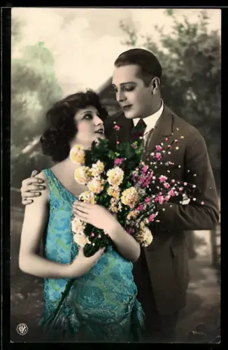 Foto-AK NPG Nr. 7993/2: Liebespaar mit Blumenstrauss