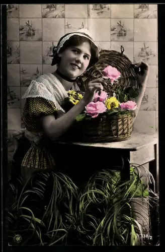 Foto-AK NPG NR 738 /2: Frau sitzt neben einem Korb mit Blumen