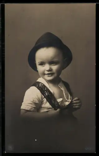 Foto-AK NPG Nr. 285/1: Kleiner Junge in Trachtenhose