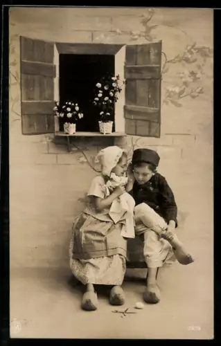 Foto-AK NPG Nr. 2675: Holländisches Kinderpaar in Holzschuhen