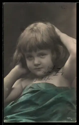 Foto-AK NPG Nr. 1127/6: Kleines Kind mit Laken