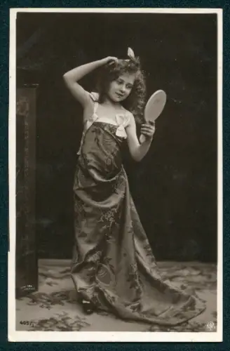 Foto-AK NPG NR 405 /1: Mädchen betrachtet sich im Spiegel