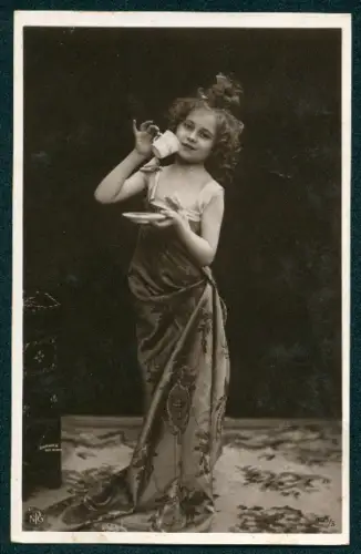 Foto-AK NPG Nr. 405/5: Mädchen im Kleid trinkt Tee
