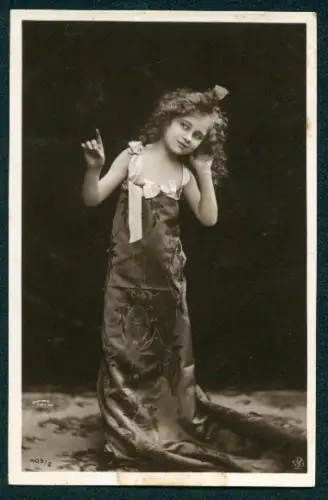Foto-AK NPG Nr. 405/2: Mädchen im langen Kleid