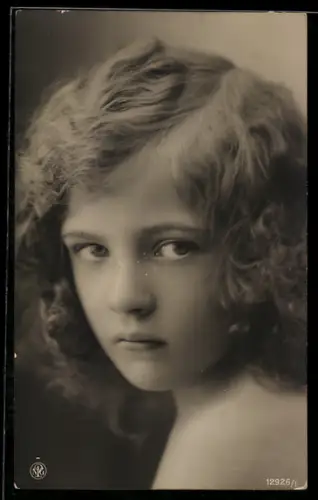 Foto-AK NPG Nr. 12926/1: Hübsches Mädchen schaut seitlich