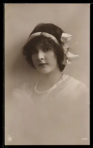 Foto-AK NPG Nr. 3886: Junge Frau mit Haarschleife