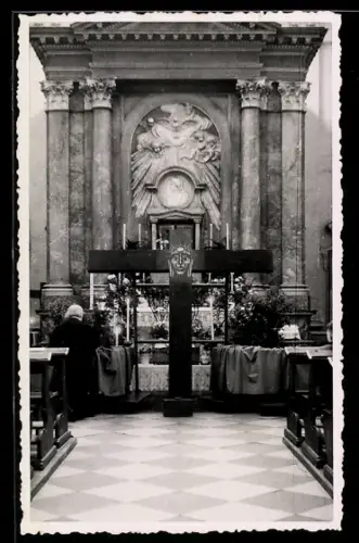 AK Oppenheim, Altar mit Kreuz in Kirche