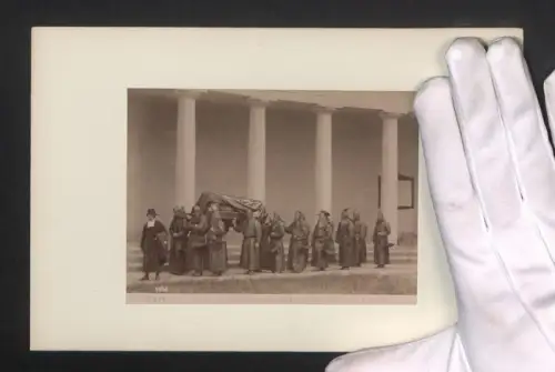 Fotografie P. A., Ansicht Florenz, I fratelli della Misericordia che trasportano un ferito all`Ospedale, Post mortem