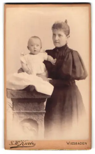 Fotografie L.W. Kurtz, Wiesbaden, Friedrichstrasse 4, Portrait mit Wilhemina Abler und Helene Abler