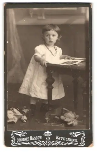 Fotografie Johannes Messow, Havelberg, Portrait von Christel Müller als Kleinkind