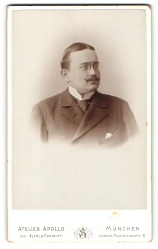 Fotografie Atelier Apollo, München, Äussere Maximilianstrasse 6, Porträt von J. Fischer mit Brille