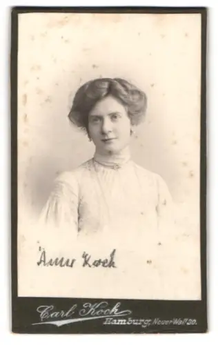 Fotografie Carl Koch, Hamburg, Neuer Wall 30, Porträt von Anne Koch im Jahr 1905