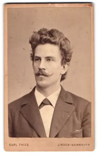 Fotografie Carl Thies, Hannover-Linden, Deisterstrasse, Porträt von Otto Bach mit üppigem Schnurrbart