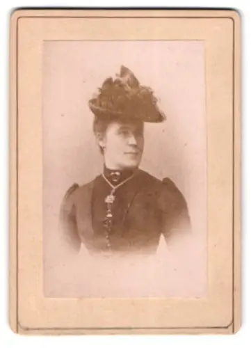 Fotografie unbekannter Fotograf und Ort, Elegante Dame mit Hut im Jahr 1903