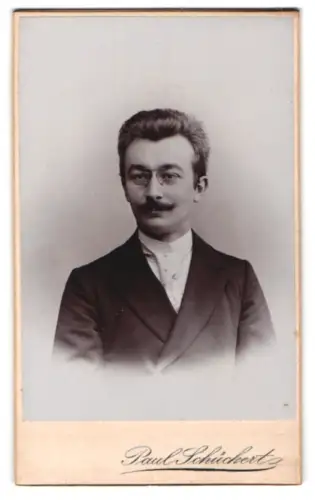 Fotografie Paul Schückert, Charlottenburg, Berlinerstr. 112, Porträt von F. Nöthling mit Brille und Schnurrbart