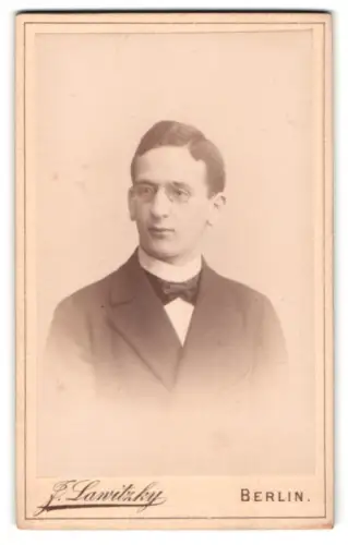 Fotografie J. Lawitzky, Berlin, Friedrichstrasse 138, Porträt eines jungen Mannes