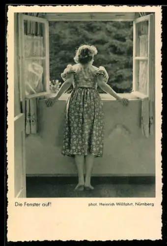 AK Frau bei geöffnetem Fenster, Fotoapparat Rolleiflex von Photo-Porst