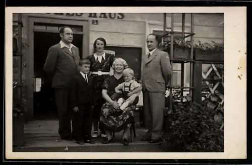 Foto-AK Schildberg, Hotel Deutsches Haus, Amalie Münster, Gäste vor dem Eingang 1938