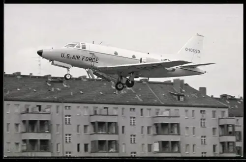 Fotografie Ansicht Berlin-Tempelhof, Flugzeug North American T-39 USAF 10653 beim Landeanflug vor Wohnhäusern