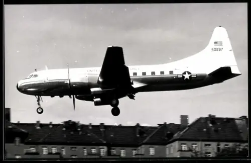 Fotografie Ansicht Berlin-Tempelhof, Flugzeug Convair C-131 der U.S. Air Force 50297 beim Landeanflug