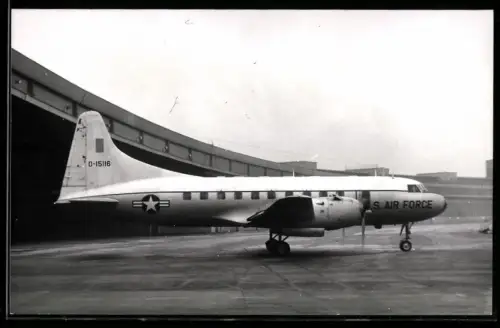 Fotografie Flughafen Berlin-Tempelhof, Flugzeug Convair C-131 der U.S. Air Force 0-15116 auf dem Vorfeld