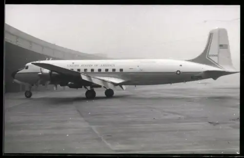 Fotografie Flughafen Berlin-Tempelhof, Flugzeug Convair C-131, United States of America 033300 am Hangar